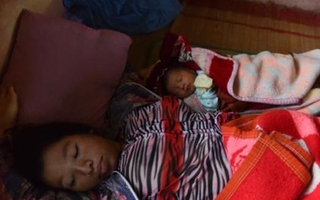 Ôm bàn thờ người thân chạy lũ