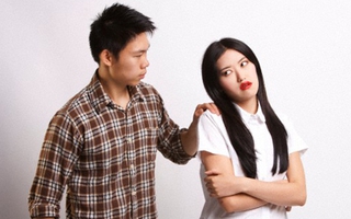 Kinh hãi chồng... tục