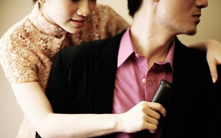 "Ví của đàn ông đựng toàn thứ khiến đàn bà... nhảy cẫng"