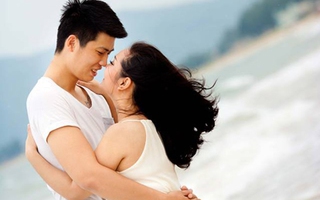 Tình yêu "bắt sóng" từ biển của cặp đôi trẻ