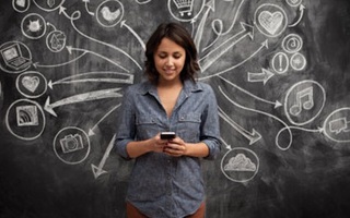"Hóa đá" vì cầm nhầm điện thoại của chồng