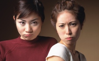 Địa ngục trần gian của nàng dâu út "một cổ hai tròng"