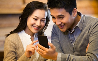 Vợ - chồng và chiếc điện thoại “trời đánh”