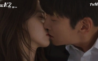 "The K2": Ji Chang Wook - Yoona ngọt ngào trong "nụ hôn trùm chăn"