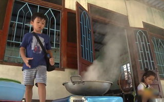 Các bé hợp sức làm bữa ăn kinh hoàng nhất "Bố ơi! Mình đi đâu thế?"