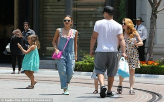 Jessica Alba "cưa sừng" khi đi chơi cùng 2 con gái