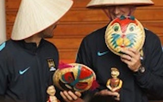 Sao Man City thích thú với hình ảnh dễ thương của các fan nhí Việt Nam