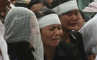 Nước mắt hòa mưa, tiễn đưa 18 chiến sĩ về nơi đất mẹ