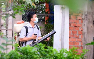 Phun thuốc diệt muỗi tòa nhà 19 tầng ở quận 1, nơi làm việc của sản phụ mắc virus Zika