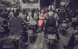Bức ảnh người phụ nữ đỗ xe máy ngược chiều trên đường Hà Nội gây xôn xao