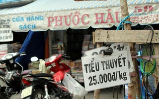 Những con đường Sài Gòn nhuốm bụi thời gian bán những món đồ một thời ao ước