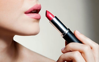Tường tận các bước tô son che khuyết điểm môi thâm hoàn hảo