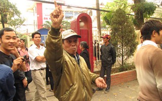 Một ông già lớn tiếng bảo vệ Lê Văn Luyện