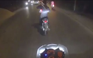 Xôn xao clip “hung thần xa lộ” vác mã tấu, lái xe bằng chân