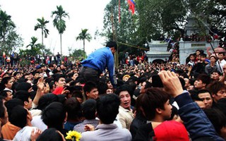 Giẫm đạp lên nhau để cướp chiếu ở lễ "đúc Bụt"