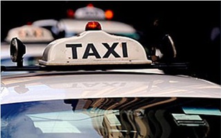 Kẹt xe, thai phụ sinh con trên taxi