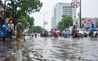 Sau cơn mưa to, cảnh "phố cũng như sông" lại tái diễn ở Hà Nội