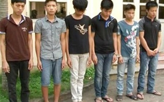 Đem bạn gái ra đồng “chiêu đãi” nhóm trai làng cuồng dâm