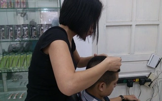 Nhổ tóc bạc - nghề kiếm tiền "độc" ở Hà Nội
