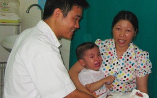 Nối chân đứt rời cho bệnh nhi nhỏ tuổi nhất ở VN
