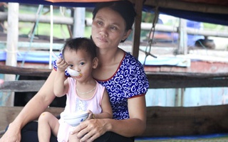 Nhiều phụ nữ đẻ rơi trên thuyền tại "làng điểm chỉ"