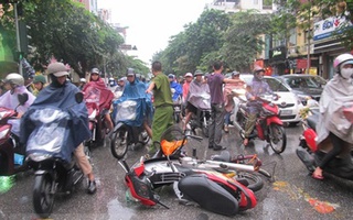 Hà Nội: Ô tô gây tai nạn liên hoàn trên Phố Huế, 1 người chết, 5 người bị thương