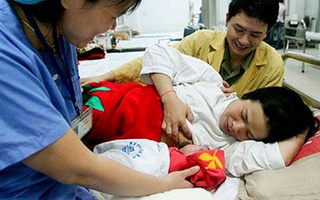 Nghỉ thai sản dành cho chồng: Thừa nhân văn, thiếu công bằng