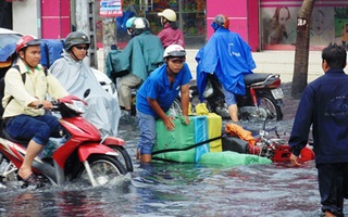 Mưa lớn, nhiều tuyến đường Sài Gòn chìm sâu trong "biển nước"