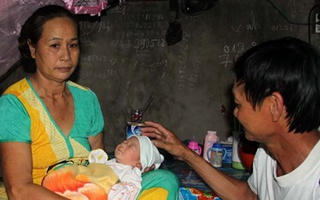 Hàng chục người xin nuôi bé gái sơ sinh bị chôn sống