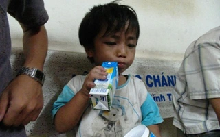 Ảnh giải cứu bé 3 tuổi bị cậu ruột bắt đi ăn xin sau 72 giờ