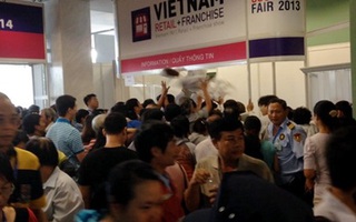 Người Sài Gòn chen lấn giành quà hỗn loạn ở triển lãm