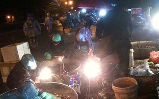 Cuộc sống bầy đàn của những đứa trẻ ở chợ đêm Long Biên