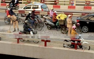 Cư dân mạng "nức lòng" vì những hành động đẹp của cảnh sát giao thông
