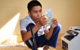 In hàng ngàn tờ tiền giả để mua vé số