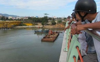 Đang ngồi tâm sự, đôi tình nhân bất ngờ nhảy sông tự tử