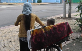 Đi bán vé số bị tông xe, mẹ chết, con nguy kịch