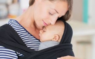 Bé trai 5 tuần tuổi tử vong vì chiếc địu