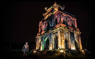 Nam thanh niên bơi ra Tháp Rùa lúc nửa đêm