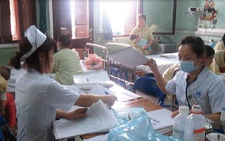 Gia đình có 2 bé sinh đôi mắc sởi, một bé đã chết
