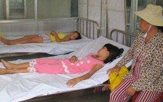 Hơn 40 học sinh tiểu học bị ngất vì đồ chơi lạ