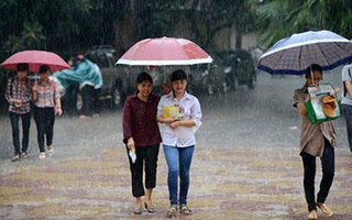 Mưa to, tắc đường, thí sinh và phụ huynh vất vả trong đợt thi cử lần hai