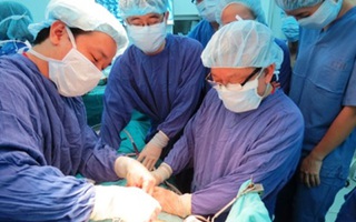 Đi nghỉ tuần trăng mật, một phụ nữ bị vỡ gan thương tâm