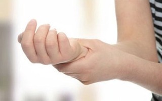 Phòng tránh đau nhức chân tay khi thời tiết chuyển mùa