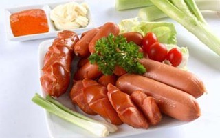 Nhiều hóa chất nguy hại tiềm ẩn trong xúc xích