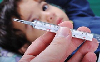 Chủ quan khi trẻ bị sốt: cha mẹ hối hận có ngày