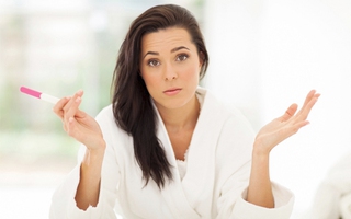 Dùng thuốc kích trứng có làm cho que thử lên 2 vạch giả không?