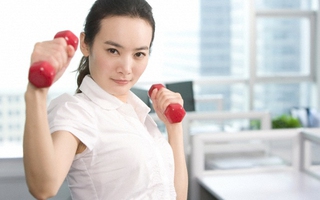 4 động tác tập ngay ở văn phòng để cơ thể dẻo dai, thân hình đẹp