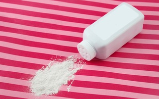 Nguy hiểm: Bôi phấn rôm vào vùng kín của trẻ trước khi đóng bỉm