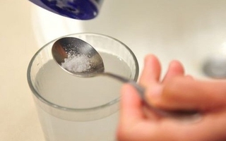 Súc họng bằng nước muối: Nhiều sai lầm cần loại bỏ