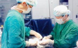Lần đầu tiên ở Việt Nam: Cứu sống bé sơ sinh non tháng bị teo ruột bất thường